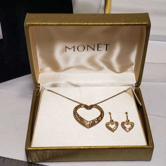 New Old Stock (late 80s/90s) Monet Rose Gold Heart Necklace & Earrings In Case - Picture 3 of 9